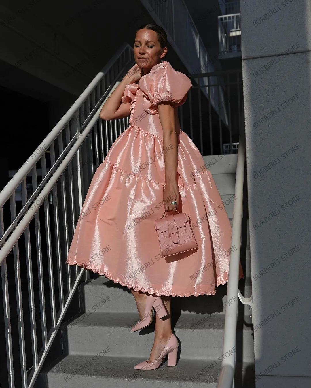 لطيف الطفل الوردي الكشكشة المرأة فستان صيفي مع نفخة كاب الأكمام مثير العميق الخامس الرقبة منتصف العجل فستاين سهرة/فساتين الحفلات الفتيات الساتان خلع الملابس