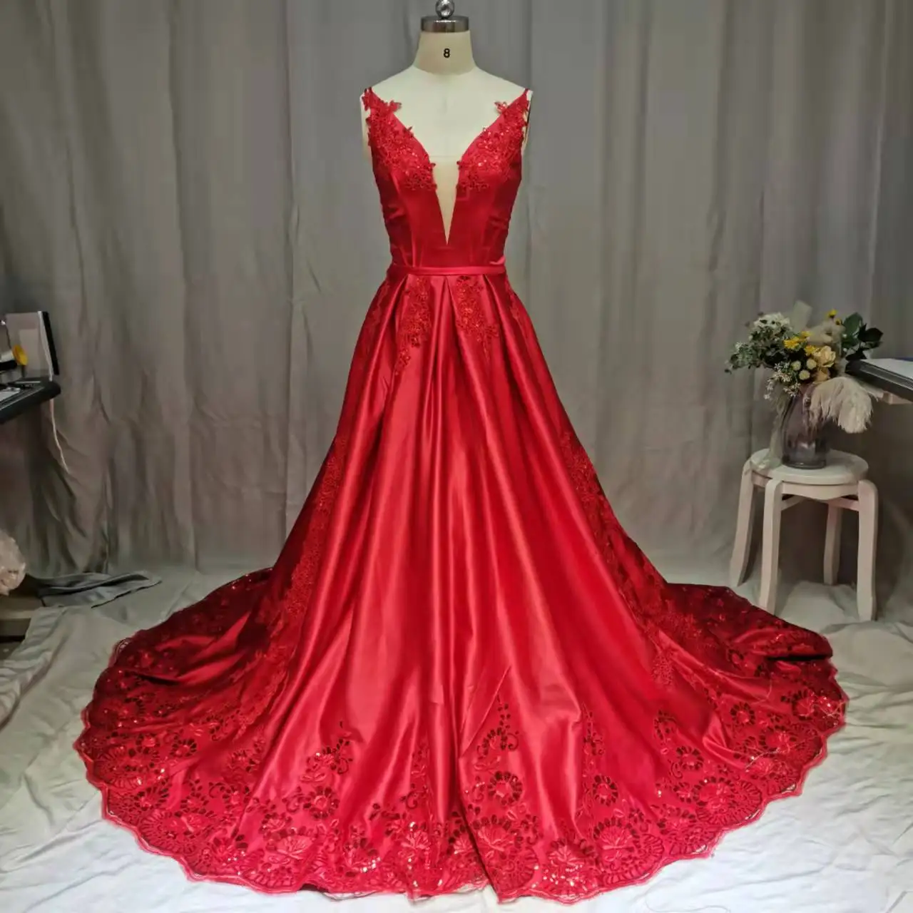 Vermelho vestidos de casamento tamanhos grandes rendas até appliqued cetim uma linha vestido de noiva longo capela trem feito sob encomenda 2022 vestido de novia