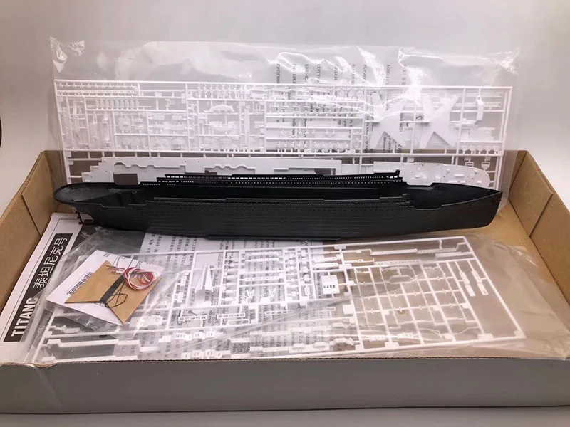 1:600 Titanic Model Plastic Assembly Ship Model With Light Motor Military Toy
