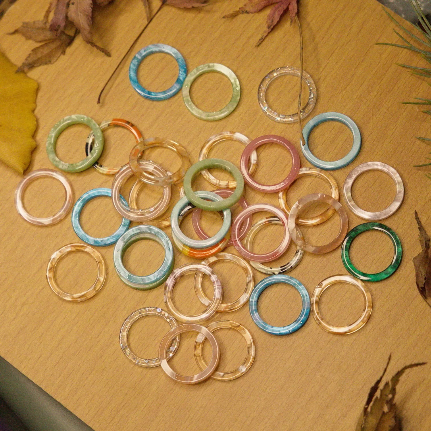 Neue koreanische ästhetische bunte Harz-Acryl-Ringe im Set für Damen – geometrische runde Ringe, temperamentvoller, vielseitiger Schmuck als Geschenk – Detail 27