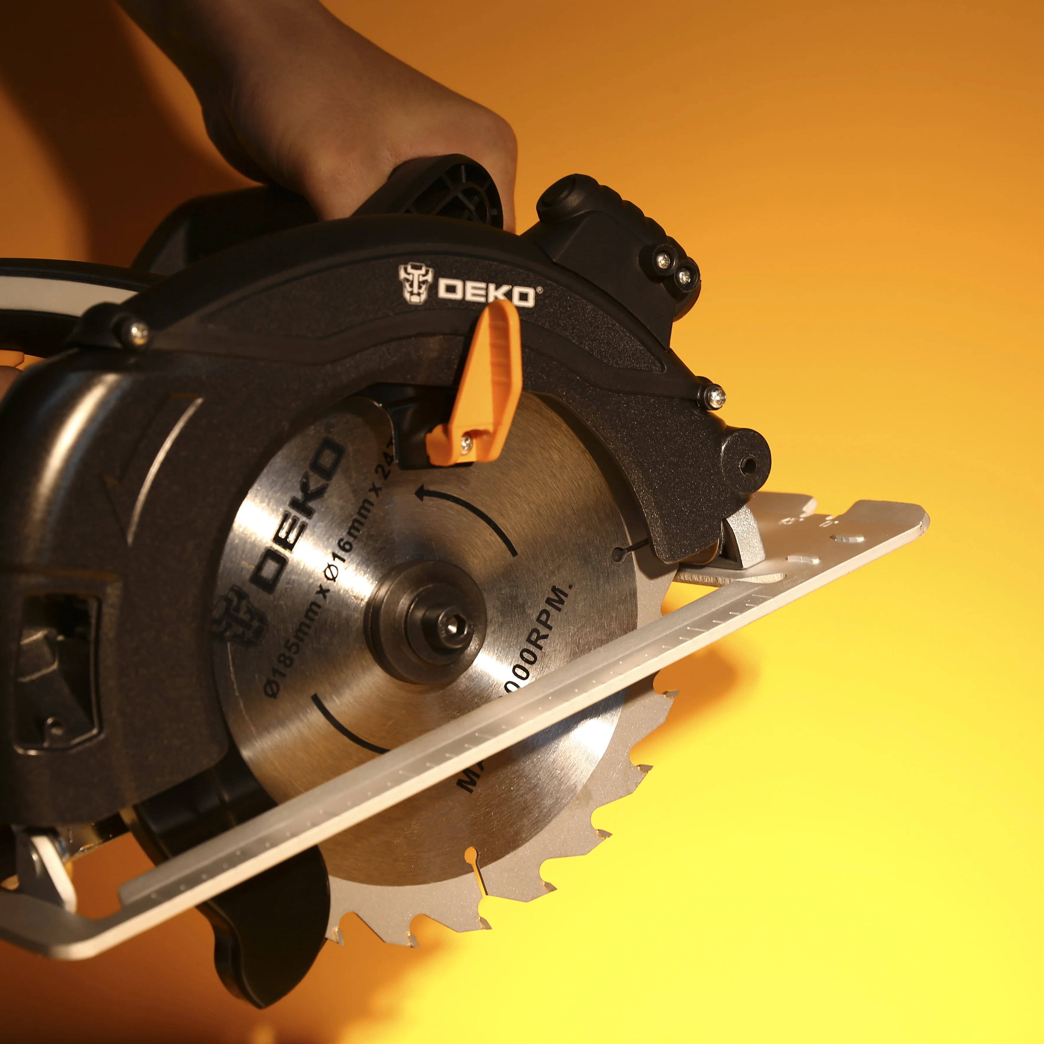 Deko DKCS1600 Cirkelzaag Power Tools Met Blade, Stof Passage, Extra Handgreep, high Power En Multifunctionele Snijmachine