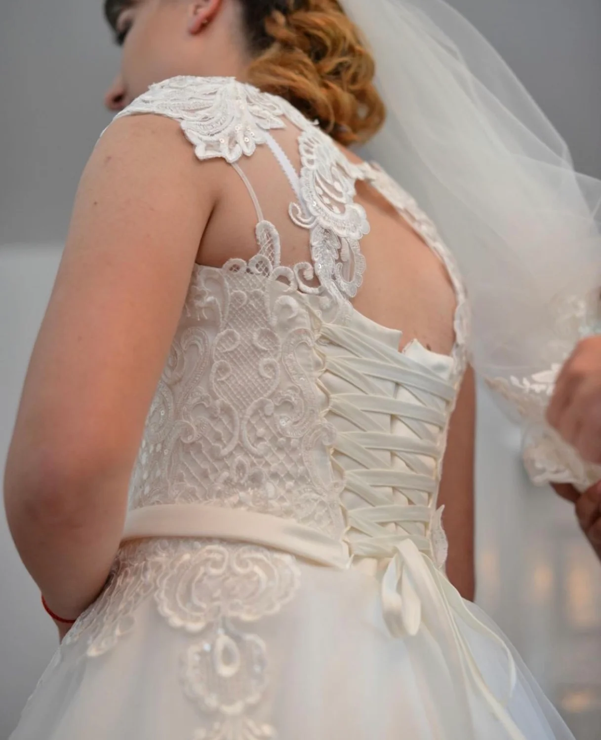 Robe de mariée ligne a, col rond, manches cape, avec Appliques en dentelle, ceintures à paillettes, nœud à dos nu, longueur au sol, élégante, formelle, nouvelle collection