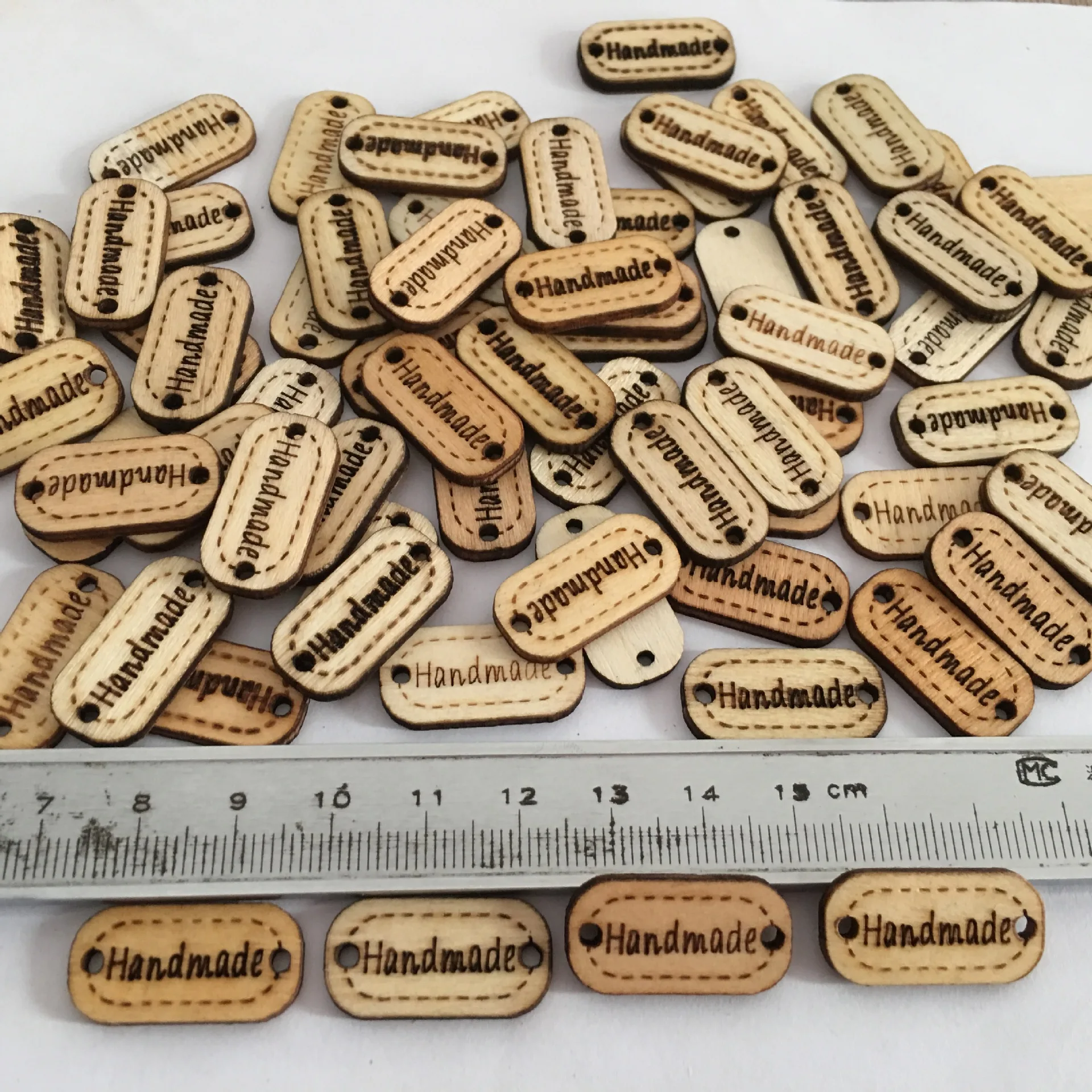 50pcs etichetta in legno fatta a mano etichetta abbellimenti a forma di legno ornamenti decorazioni artigianali con pulsante a 2 fori