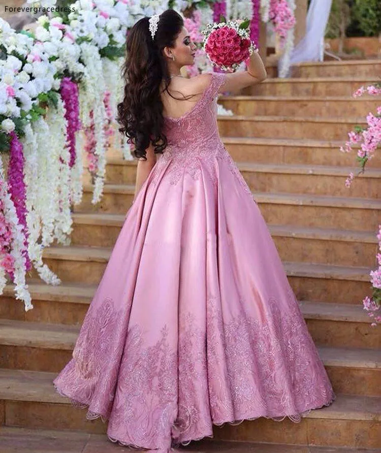 Hermoso vestido de novia rosa, vestido de novia de encaje con hombros descubiertos de princesa de Arabia Saudita de talla grande