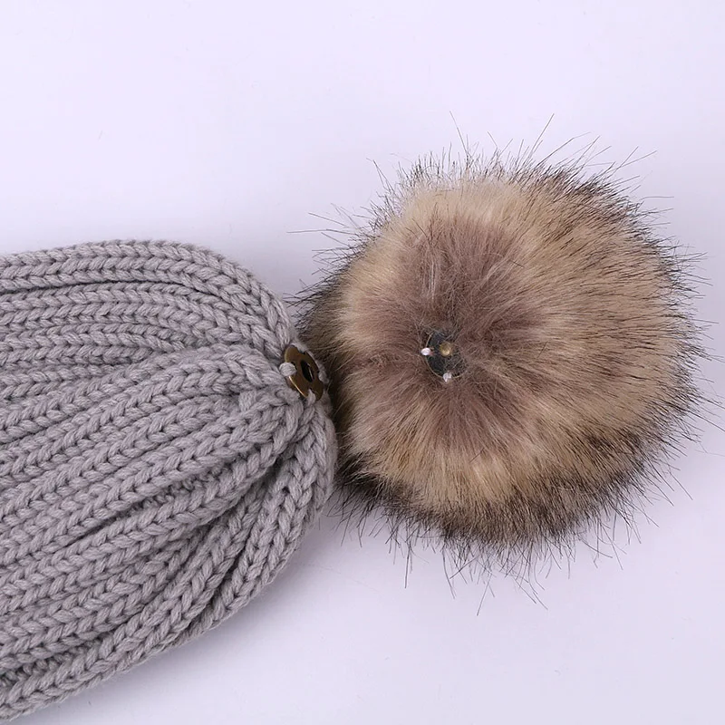 A due pezzi Sciarpa Cappello Set Per I Bambini Le Donne Berretti Faux Fur PomPon Lavorato A Maglia Skullies Cappelli di Autunno E di Inverno Caldo tappi di Colore solido