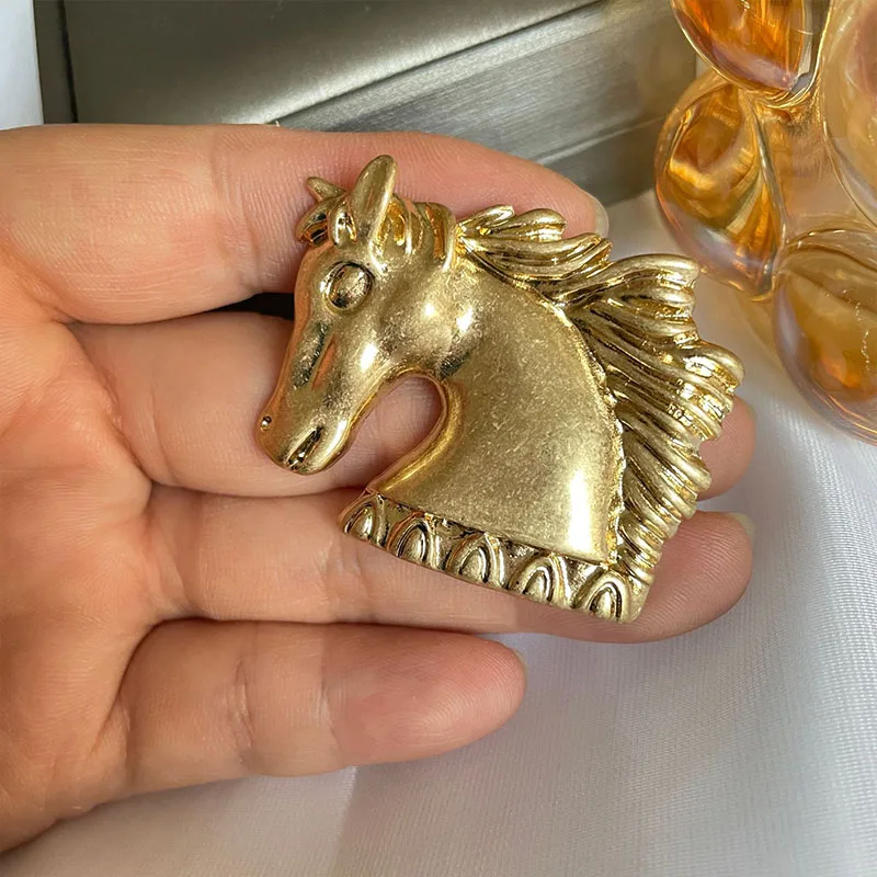 2022 New Exaggerated Vintage Palace Horse Head Window Metal Brooch Pin Badge For Women Clothes Scarf Hat Decoration Jewelry Gift