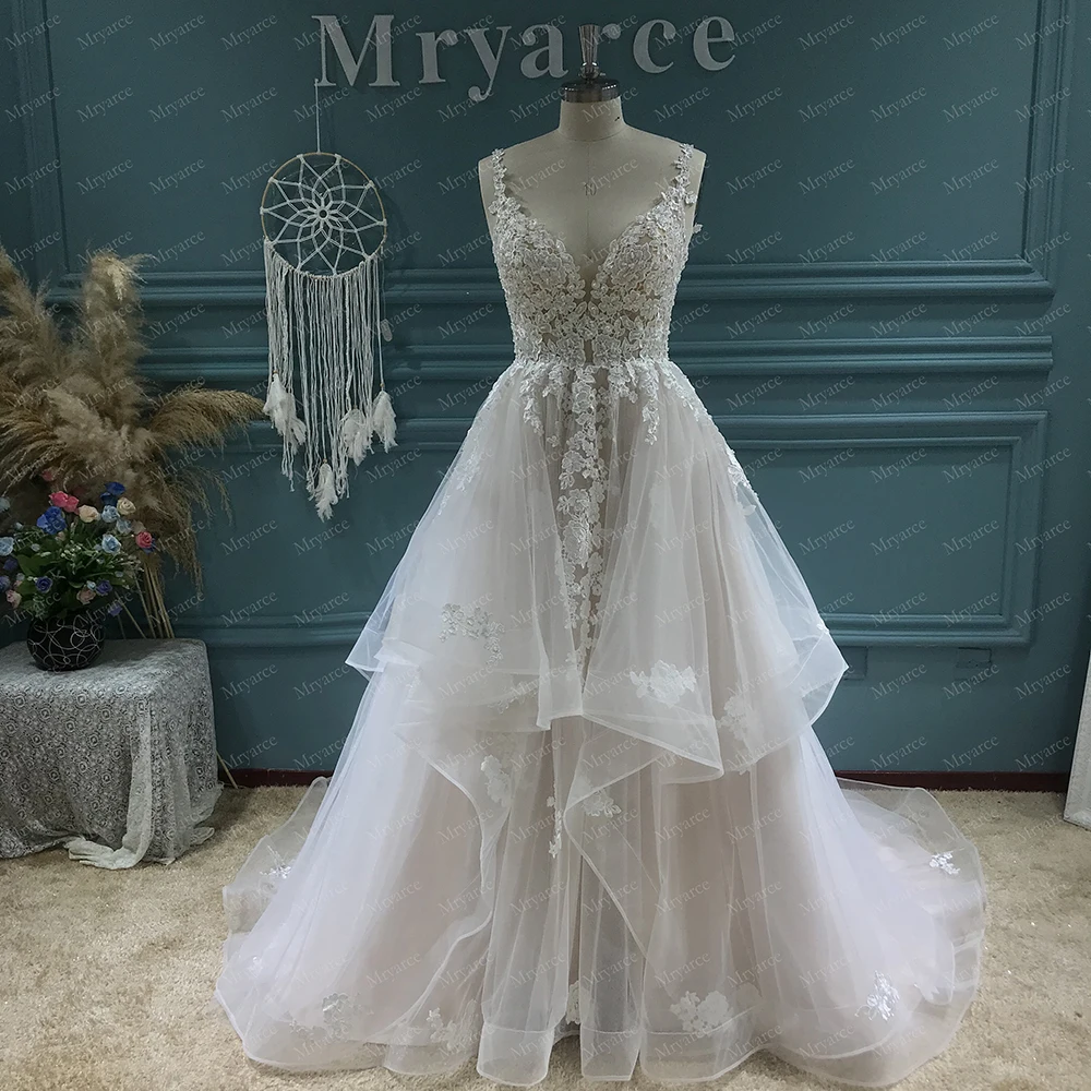 Mryarce Tüll A-Linie Brautkleid mit Stufenrock, tiefem Ausschnitt und Spitzenapplikationen in Blush – Detail 5