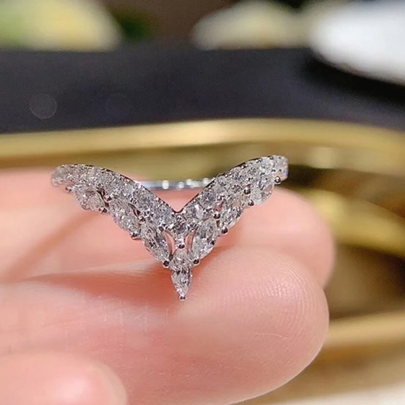 Huitan Fancy Female Ring V-shaped Design Fashion Contracted Style Dazzling Cubic Zirconia High Quality Luxury Jewelry for Women
