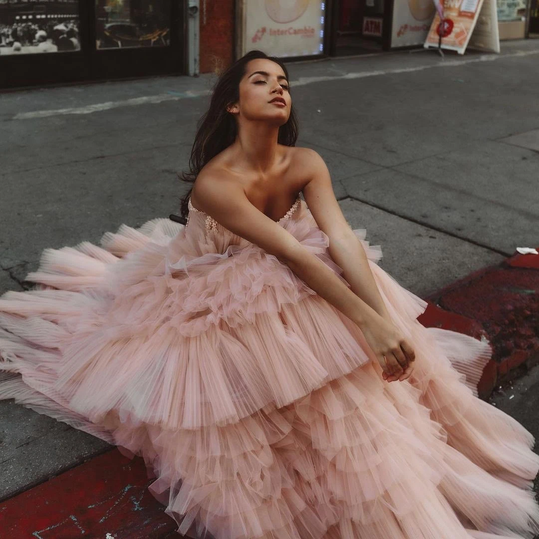 Gorgeous Pink Ruffled Tulle ชุดราตรีที่ไม่มีสายหนัง Sweetheart Sequins Layered Puffy Tulle กวาดรถไฟ Gowns พรหม