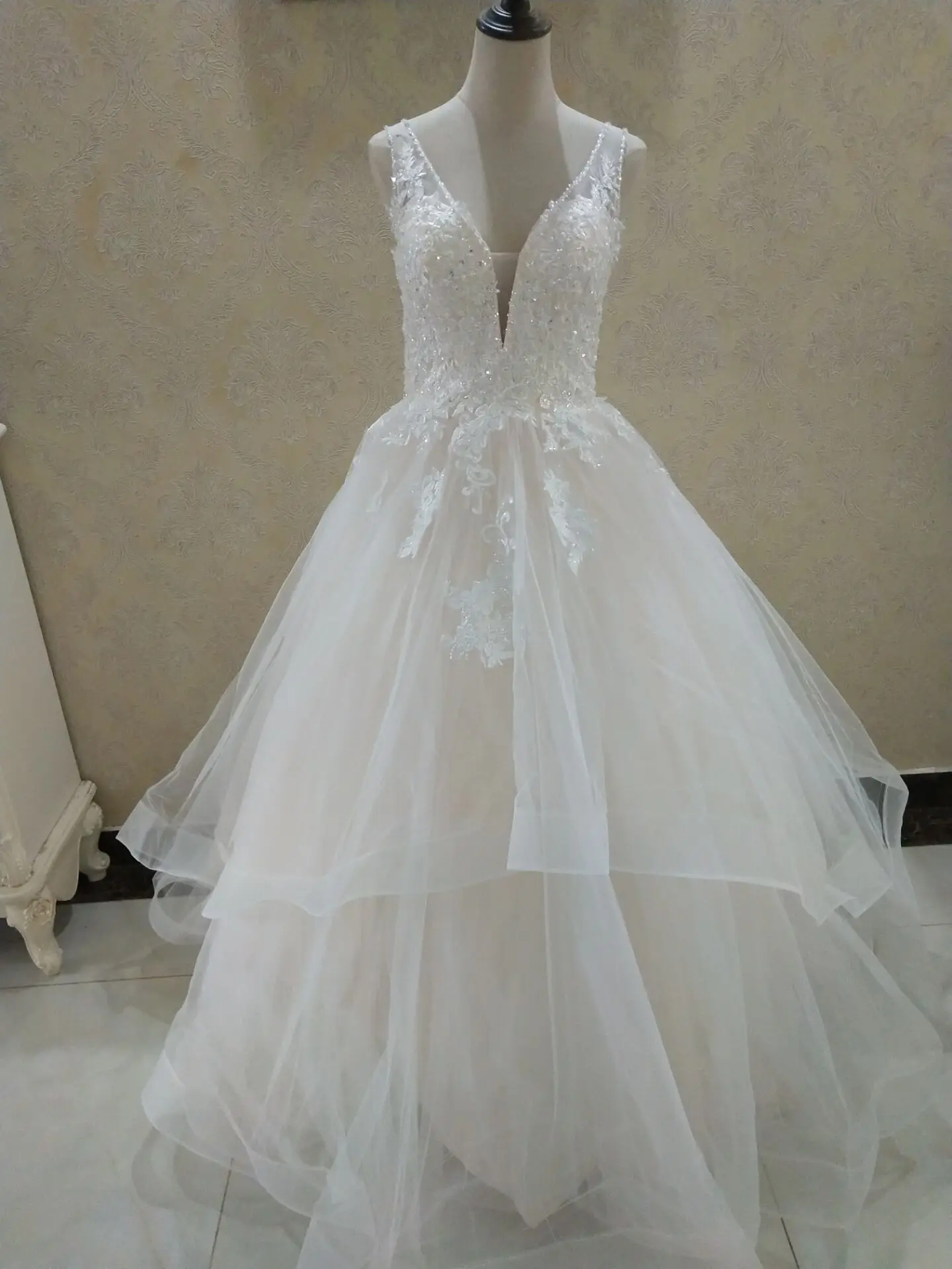 ZJ9204 Customized Elegant A-Line Sweetheart  Tulle Wedding Dress See-through Back Appliques Lace Bridal Gowns For Women