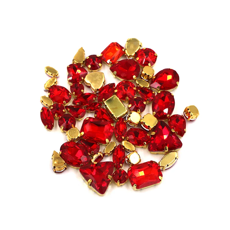 Accessori di abbigliamento misto forma di vetro Rosso di cristallo cucire strass con base in oro per il vestito/indumento/scarpe