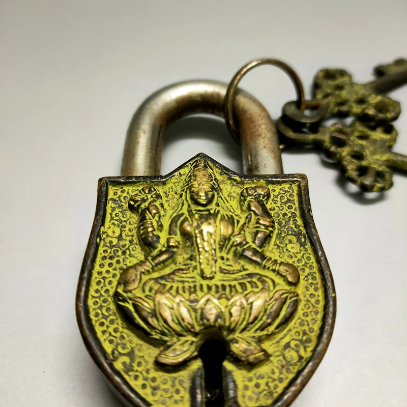 Elaborate  Chinese old style Copper fengshui buddha lock with 2 keys Antique craft