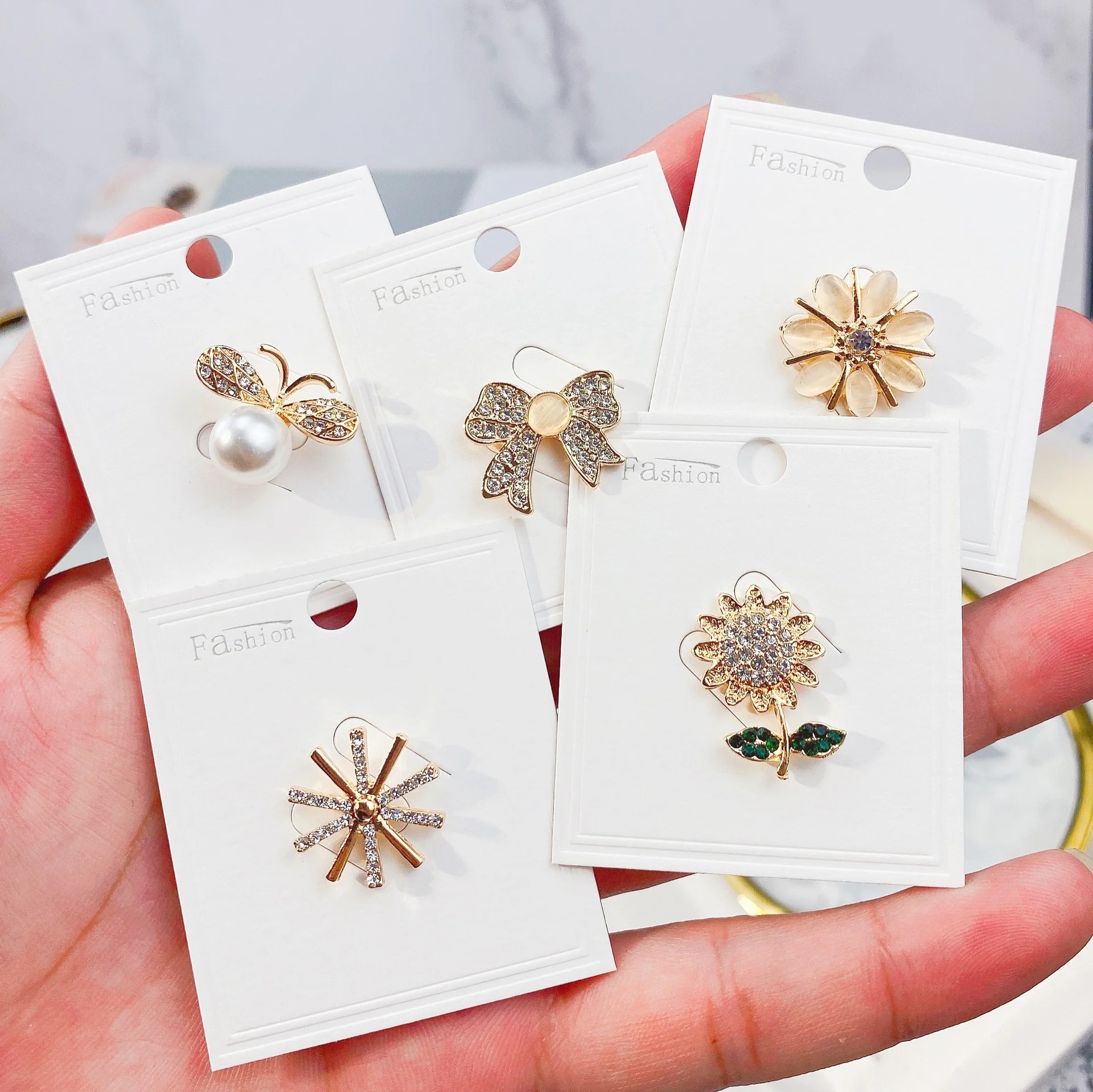 Trendy Buckle Brooches Female Waist Retracting Pins Luxury Rhinestone Pearls opal Brooch Prevent Wardrobe Malfunction buckle