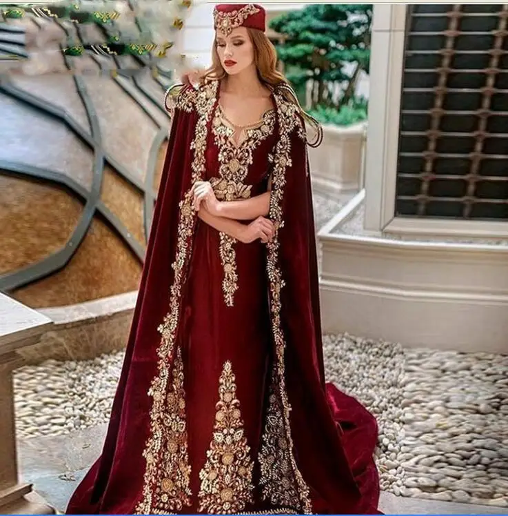 Robe de Soirée de Forme Caftan Marocain avec Châle, Tenue de Bal Arabe, Bordeaux, Manches sulf, Applique Dorée, Turquie, 5502022