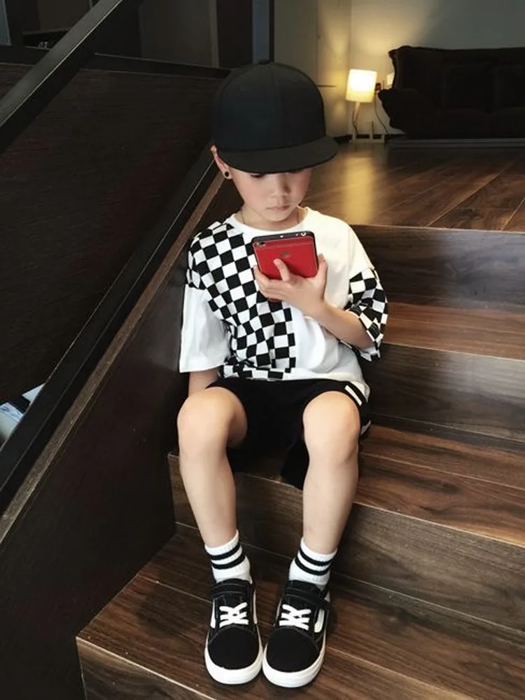 Children\'s summer short-sleeved boy T-shirt fashion black and white plaid stitching children\'s T-shirt casual soft boy clothes