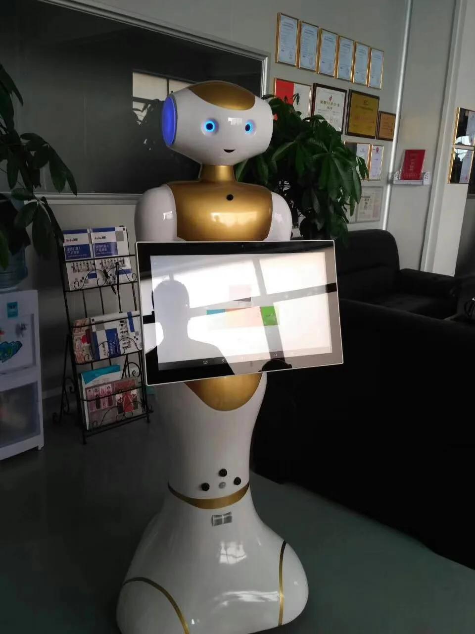 Customize dialogues WIFI 4G Bluetooth Restaurant food Service Waiter smart Humanoid reception Robot