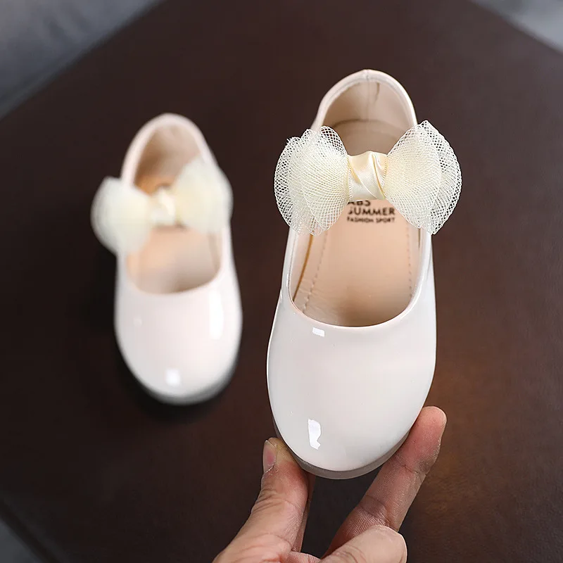 Appartamenti in pelle per bambini per bambine 2023 nuovissime scarpe eleganti per bambini primavera autunno PU in pelle verniciata con papillon in pizzo dolce