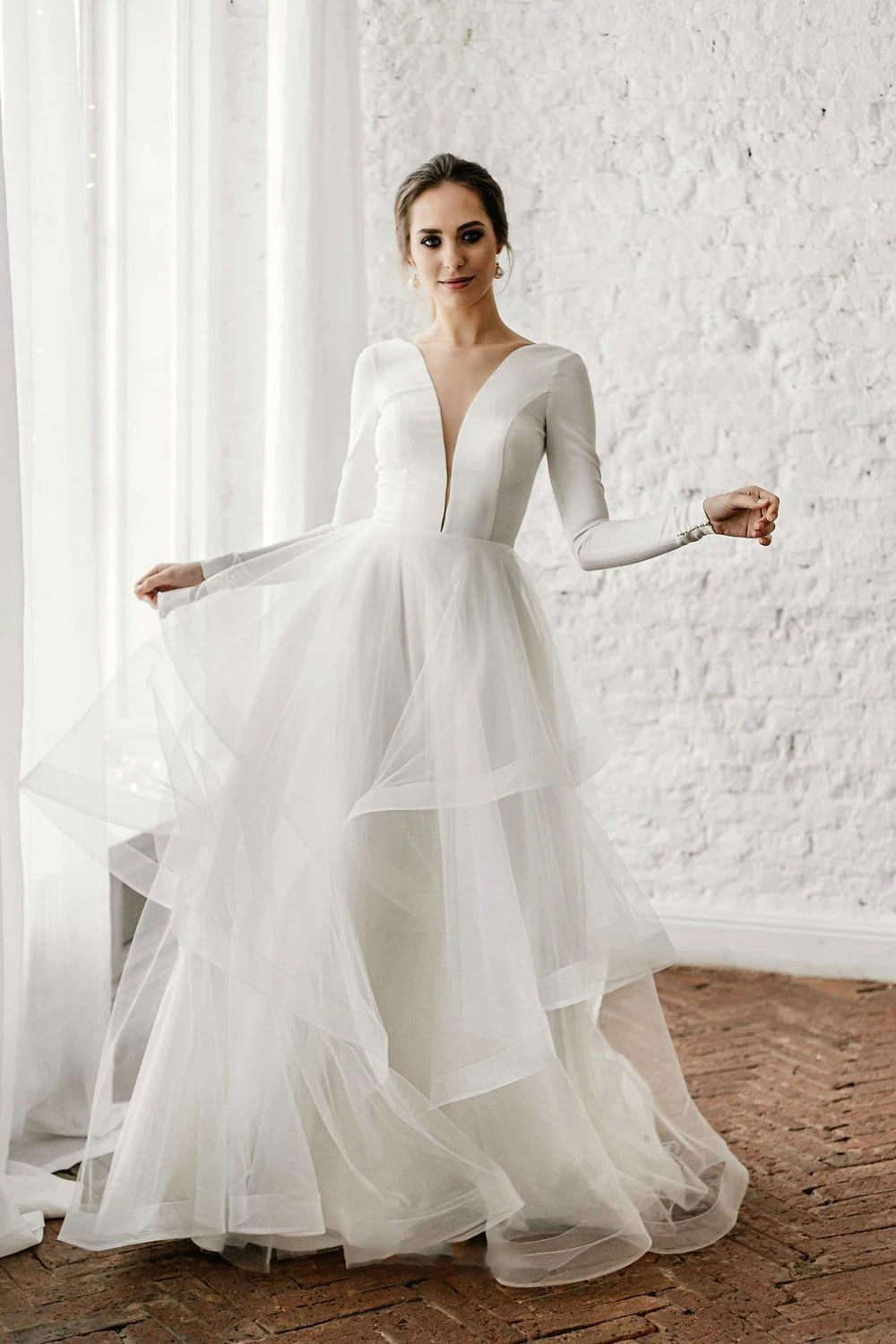 Vestido de novia de tul con escote en V profundo, sencillo, personalizado, manga larga, sin espalda, vestido de novia de satén, elegante vestido de novia escalonado 2024