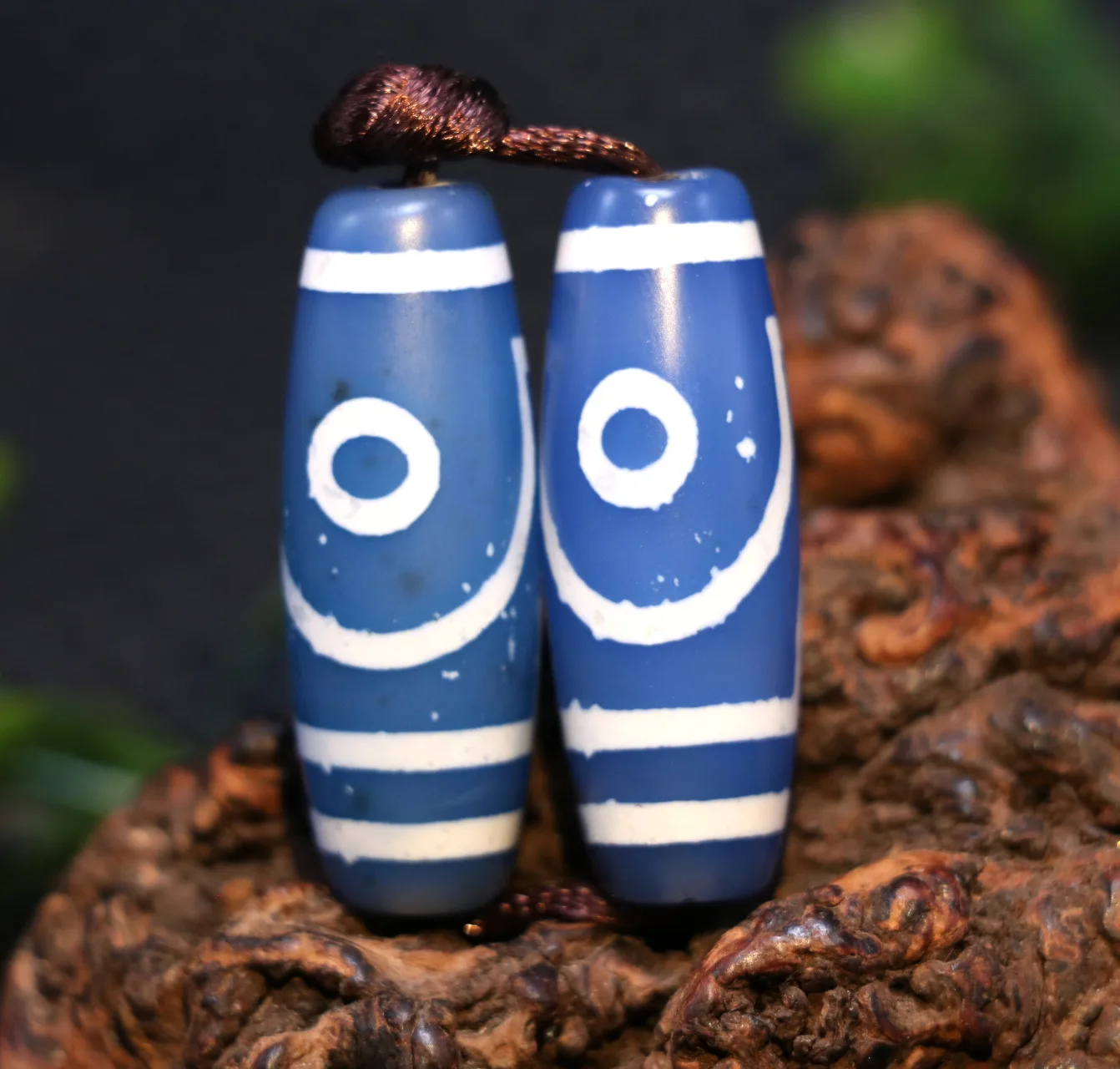 

Нет. 210402 A1 Пара тибетского старого агата синего цвета с двумя глазами, символ любви dZi, бусина Timestown Saurce, обещание высшего качества