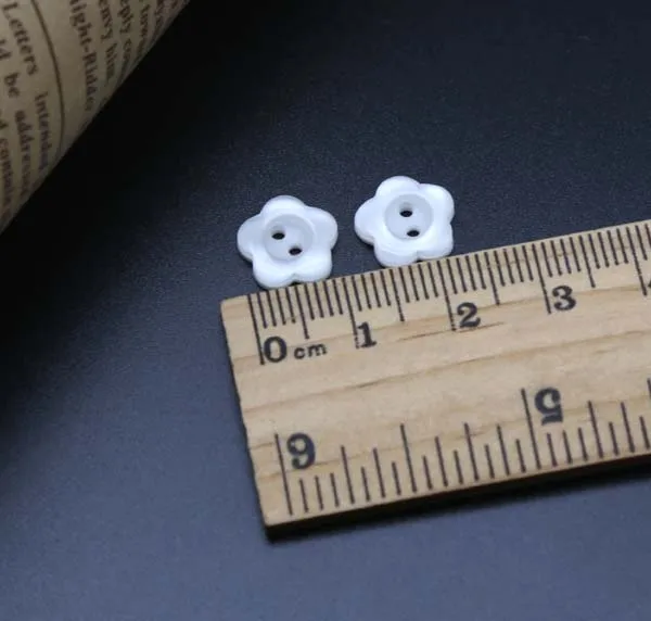 50pcs/lot Size:11-15mm High Quality Shirt Buttons Pearl White Flower Shape Button 2 Holes Decoration Sewing Accessories(ss-1440)