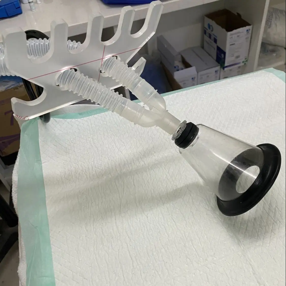 Support universel pour tube de circuit respiratoire de machine d'anesthésie