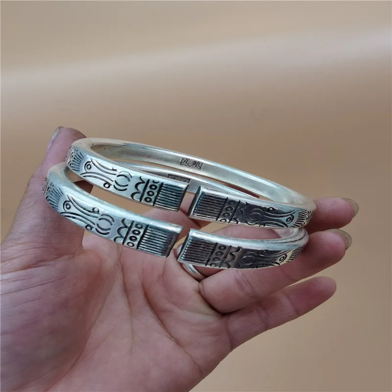 

China's Old Tibet Silver Engraving Pattern Silver Bracelet A Pair