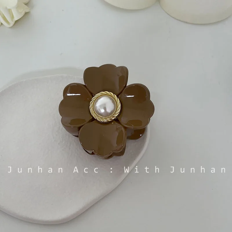 Koreaanse Ins Stijl Schattige Kleine Bloem Haar Klauw Klemmen Melk Thee Wit Zwart Pearl Hair Clips Voor Vrouwen Haarspeld Haar accessoires