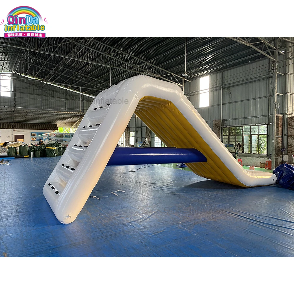 Toboganes triangulares de agua flotante, tobogán inflable de escalada acuática para juegos de piscina