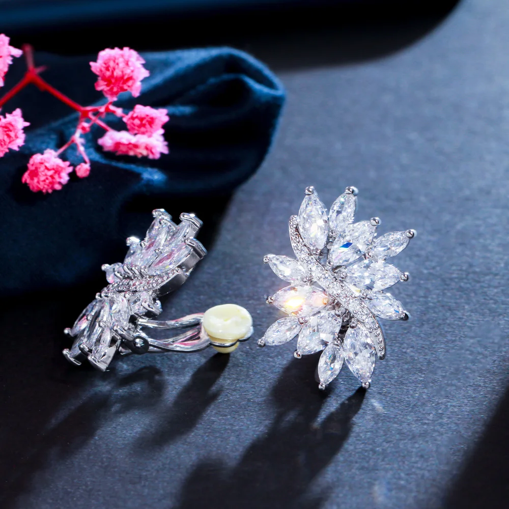 CWWZircons Klassische Blumenform CZ-Steine Silberfarben Ohne Loch Ohrclip-Ohrringe Schmuck für Frauen Großhandel EJ0009 – Detail 4