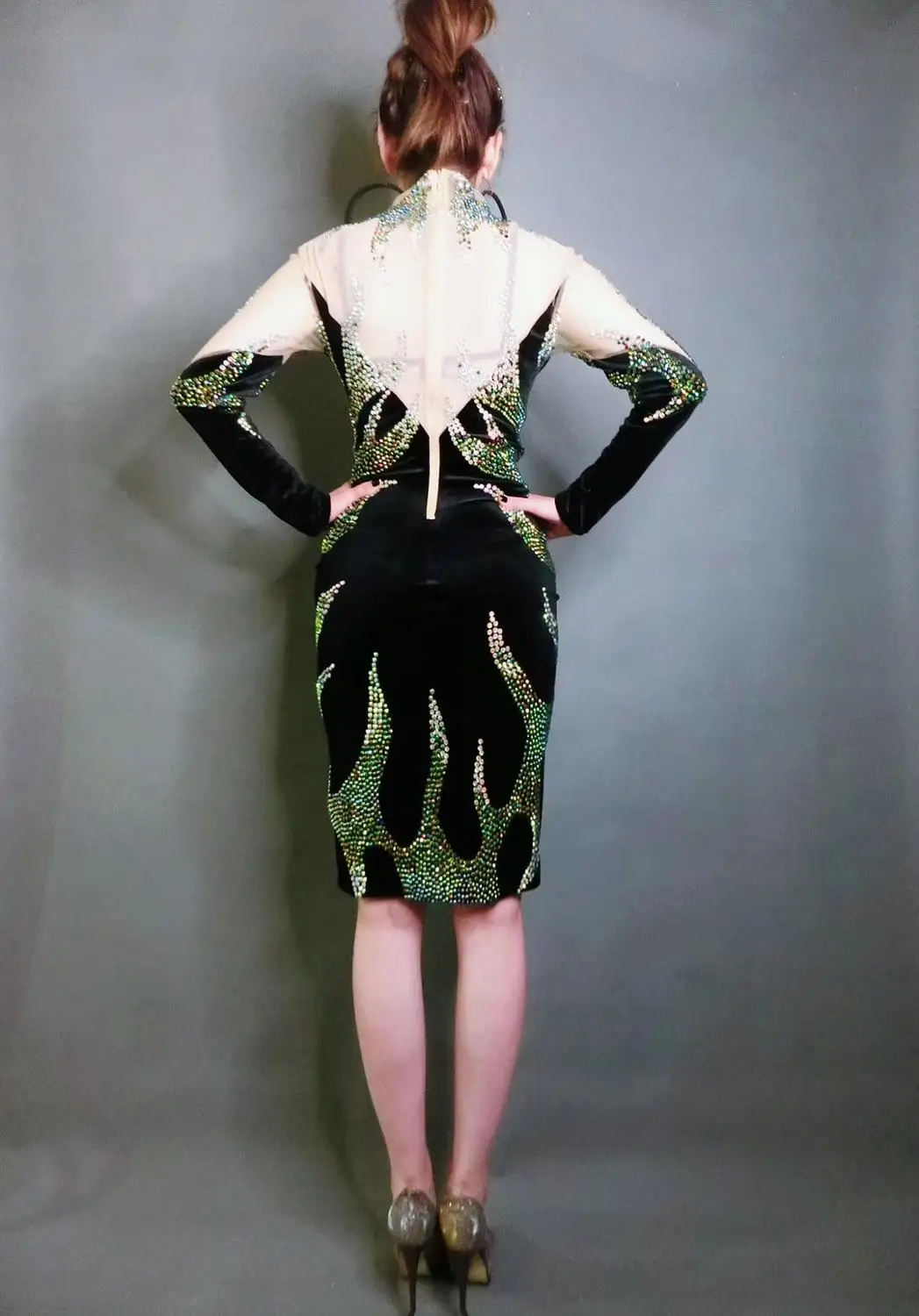 ชุดเดรสสั้นผ้ากำมะหยี่ประดับลูกปัดสุดเซ็กซี่สำหรับผู้หญิง ชุดราตรีงานปาร์ตี้ งานพรอม ชุดวันเกิด ชุดนักร้อง ชุดแสดงบนเวที ชุดถ่ายภาพ