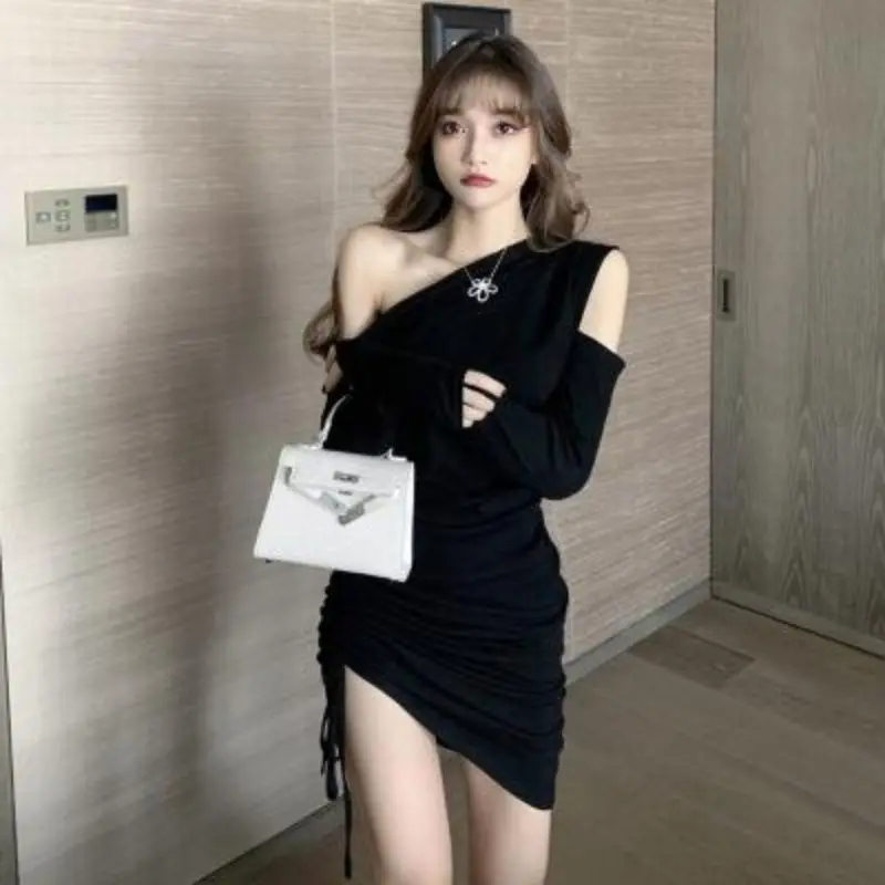 

Hepburn style black dress women's autumn 2021 new design sense off shoulder pleated lace up sexy bag hip short