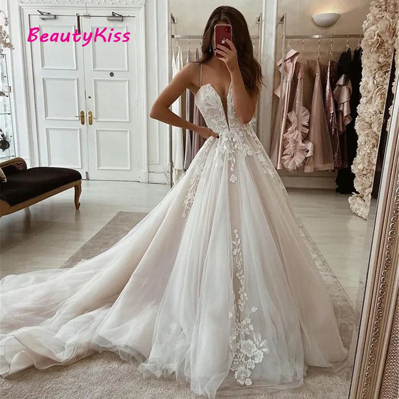 A-lijn Boho Trouwjurk V-hals Bandjes Geappliqueerde Kant Bruidsjurken Elegante Lange Trein Tule Strand Prinses Wedding Party Dress