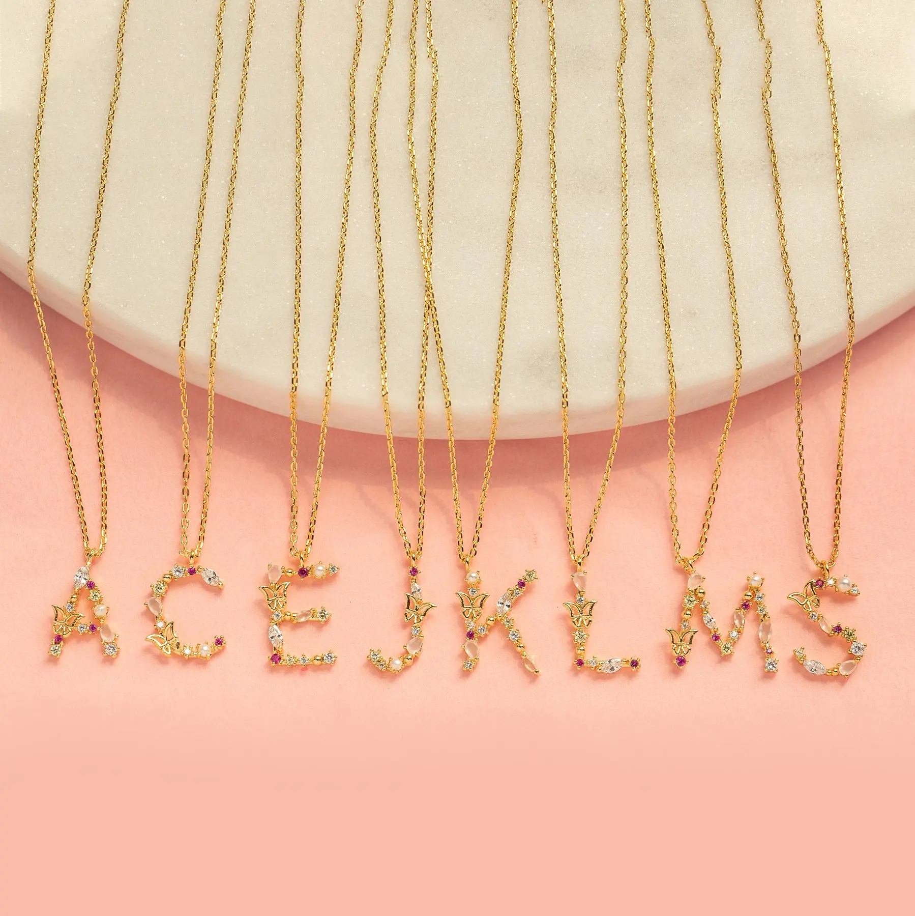 ربيع جديد ملون حجر اللؤلؤ تشيكوسلوفاكيا فراشة محفورة 26 الأولي الذهب اللون اسم الأبجدية رسالة قلادة قلادة #1