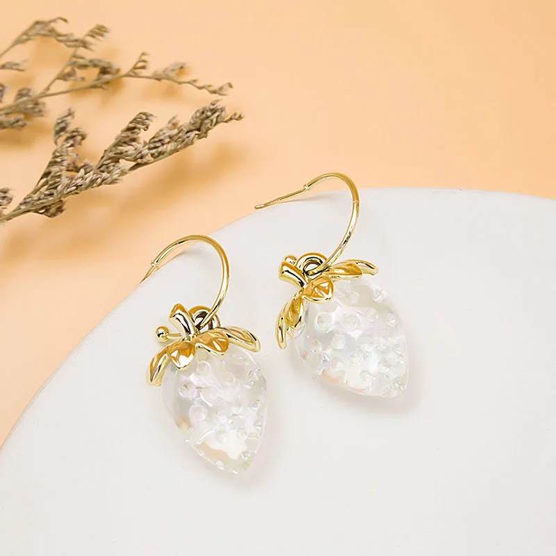 2021 new Japanese Sweet Crystal Pearl Transparent Resin Strawberry Earhook Spring Summer Big Fruit Drop Earrings for Women Gifts