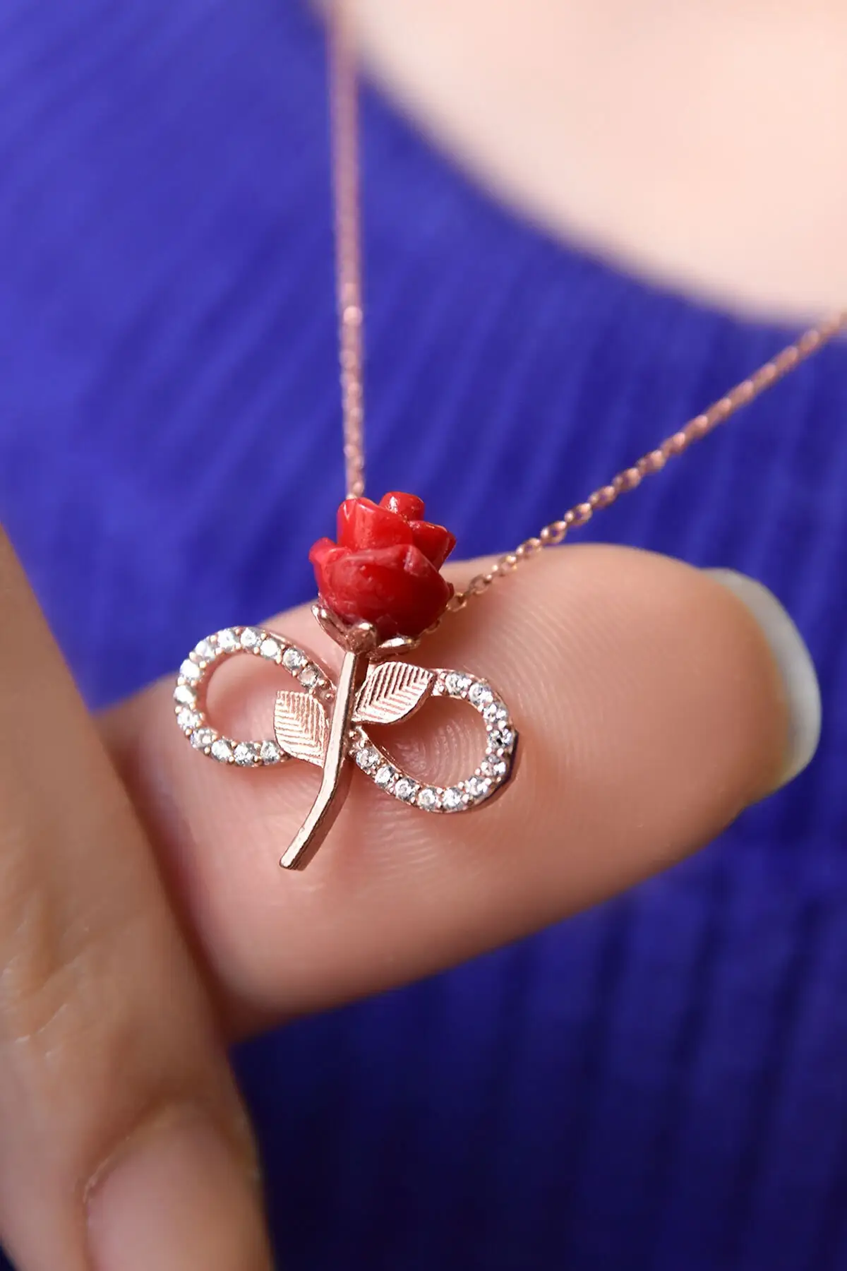 925 sterling Silver Rose Plated Red Infinity Rose Necklace Chain Length: 42 cm. Weight: 1,92gr(-+). Aspect: 1,7x1,7cm.