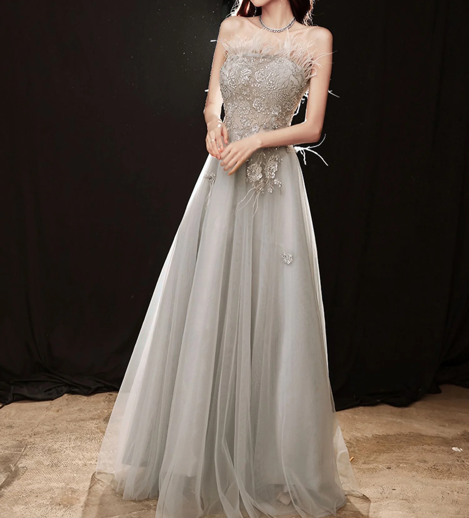 2024 Light Blue Gray Bridesmaid Dresses Elegant Strapless Feather Bandage A-Line Luxury Beaded Long Wedding Party Prom Gowns New