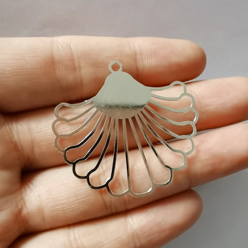 30 Stück AB5017 38*40mm fächerförmige Charms, hohle Blumenanhänger für DIY-Schmuckherstellung – Detail 10