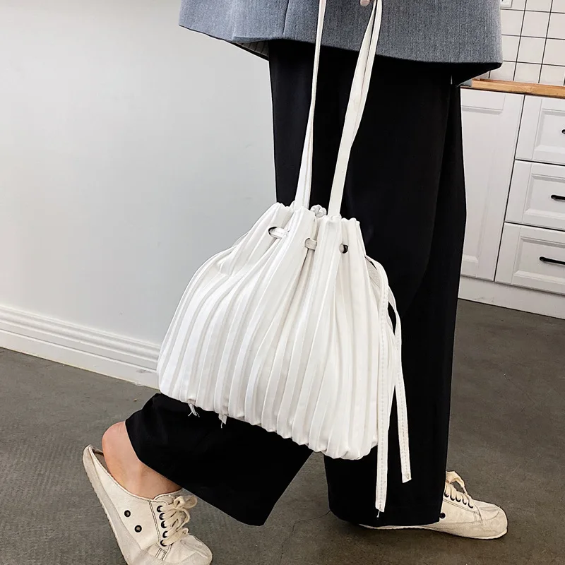 Women\'s Single Shoulder Crossbody Messenger Bag All-match Bucket Bag 2020 Brand Designer Pleated Package Temperament Handbag