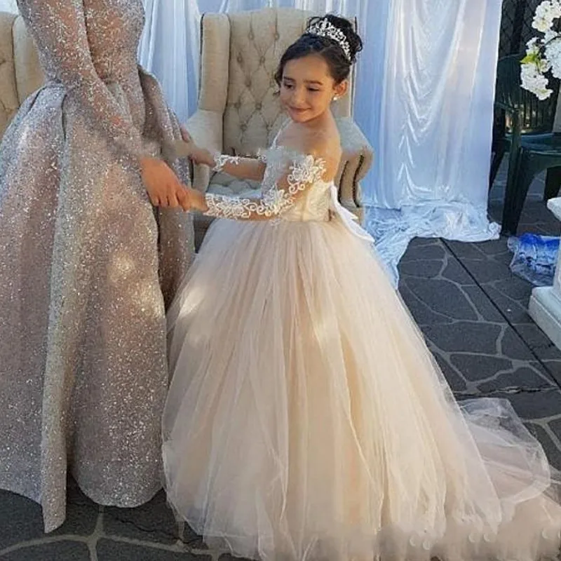 Abiti da spettacolo per ragazze a maniche lunghe adorabili Appliques abito da ballo con fiocco sul retro abito da ragazza di fiori Illusion Kids Birthday Party Wear