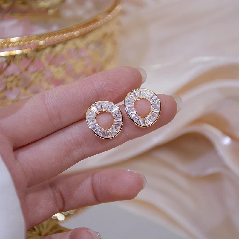 Huitan Fashion O Shaped Stud Earrings with Bling Bling CZ Luksusowe akcesoria do uszu dla kobiet na imprezę Wszechstronna biżuteria Nowość