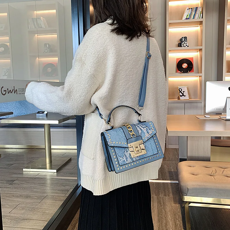 Bolso cruzado con patrón de serpiente y remaches para mujer, bandolera informal multicapa de estilo occidental, Retro, a la moda, novedad de 2024