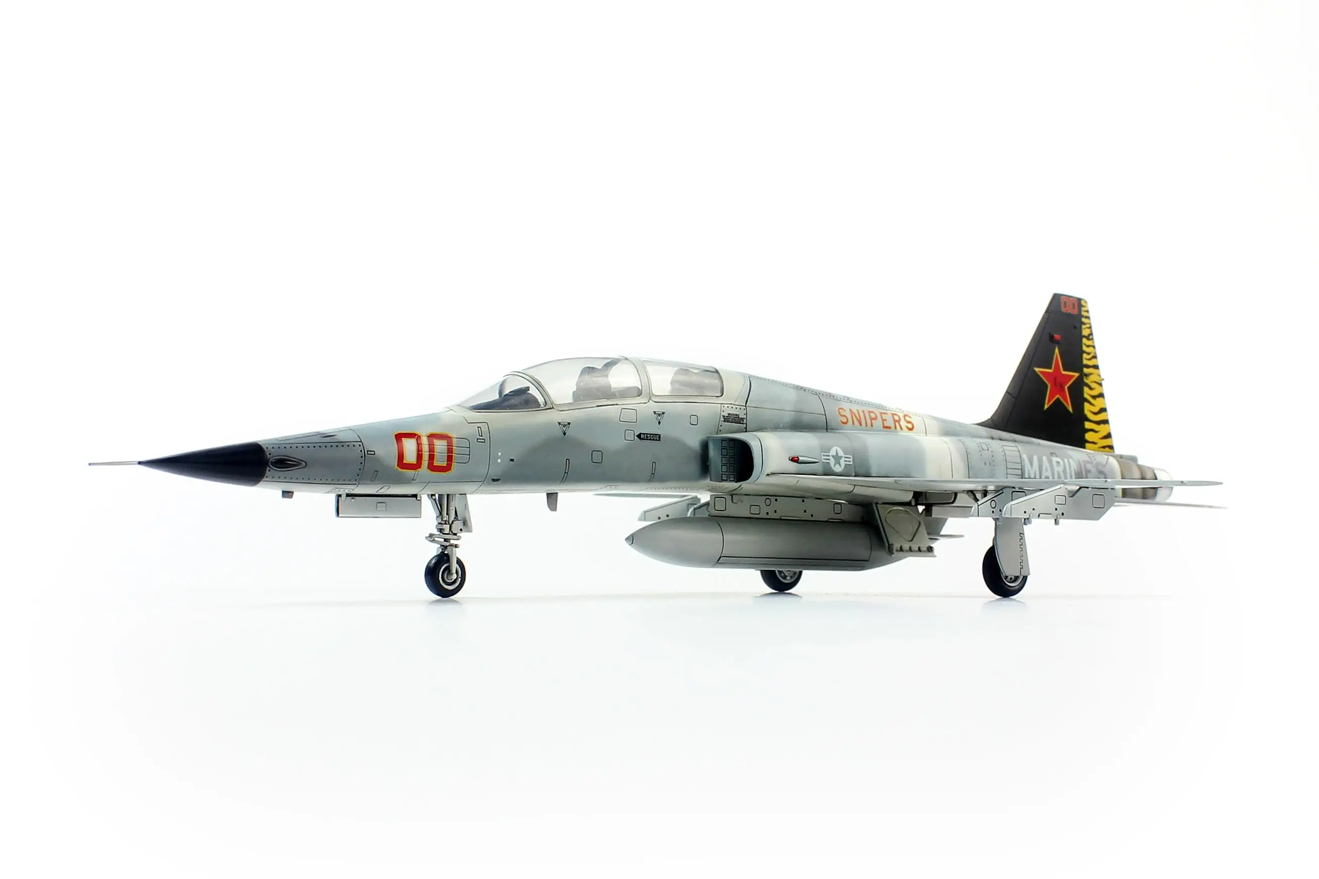 Dream Model DM720014 1/72 Scale F-5F Tiger II Model Kit