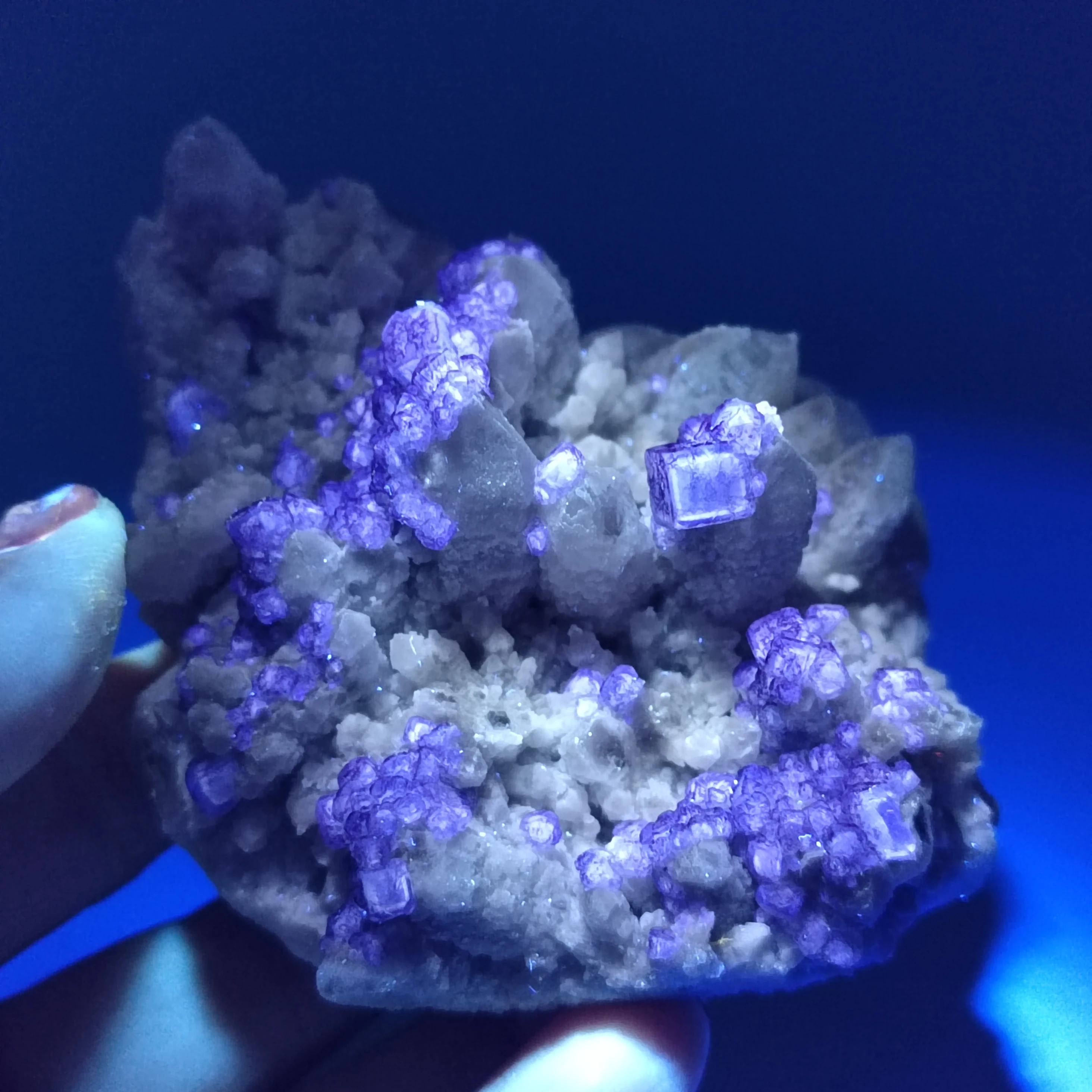 

222gNatural purple fluorite and columnar crystal symbiotic mineral ring vein treatment raw stone home decoration QUARTZ GEM