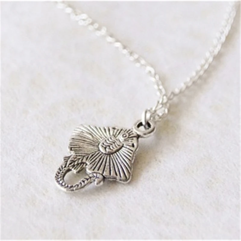 قلادة ستينغراي قلادة وحش البحر قلادة ستينج راي قلادة فضية اللون مانتا راي قلادة زفاف الشاطئ ، 18 بوصة