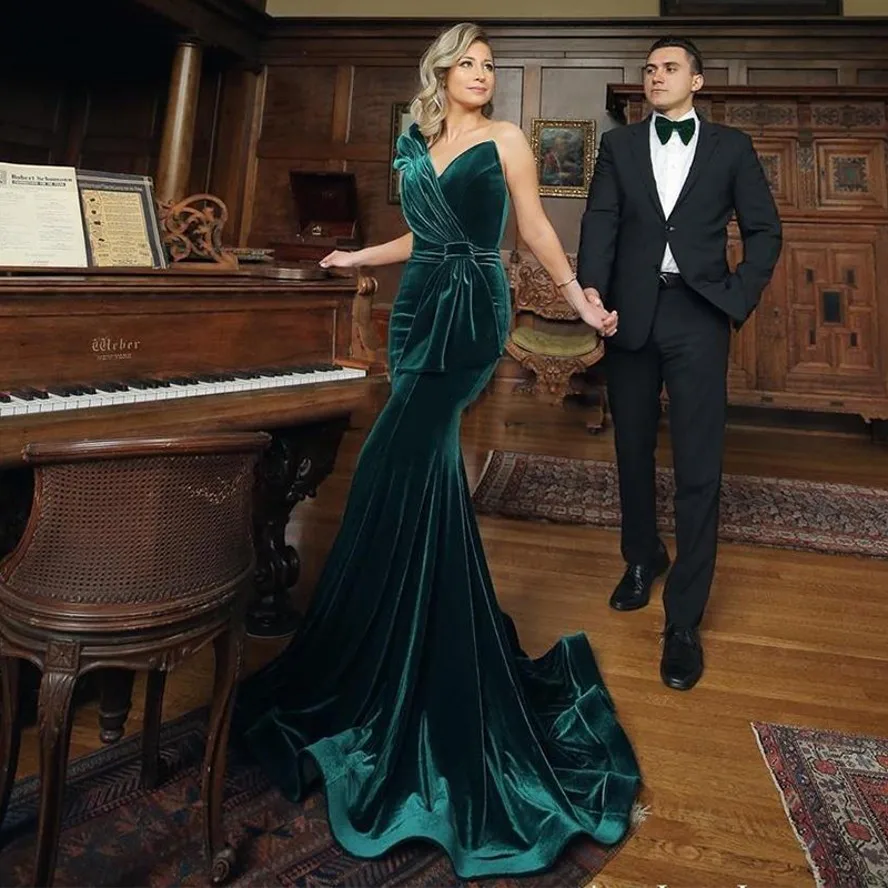 

2025 New Green Mermaid Velvet Prom Dress V-Neck Pleats Evening Gowns Formal Sleeveless Sweep Train Abendkleid Robe De Soiree