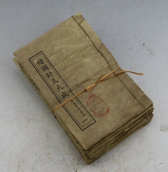 Chinese ancient thread book, drawing acupuncture and moxibustion Dacheng, a total of 12 books.