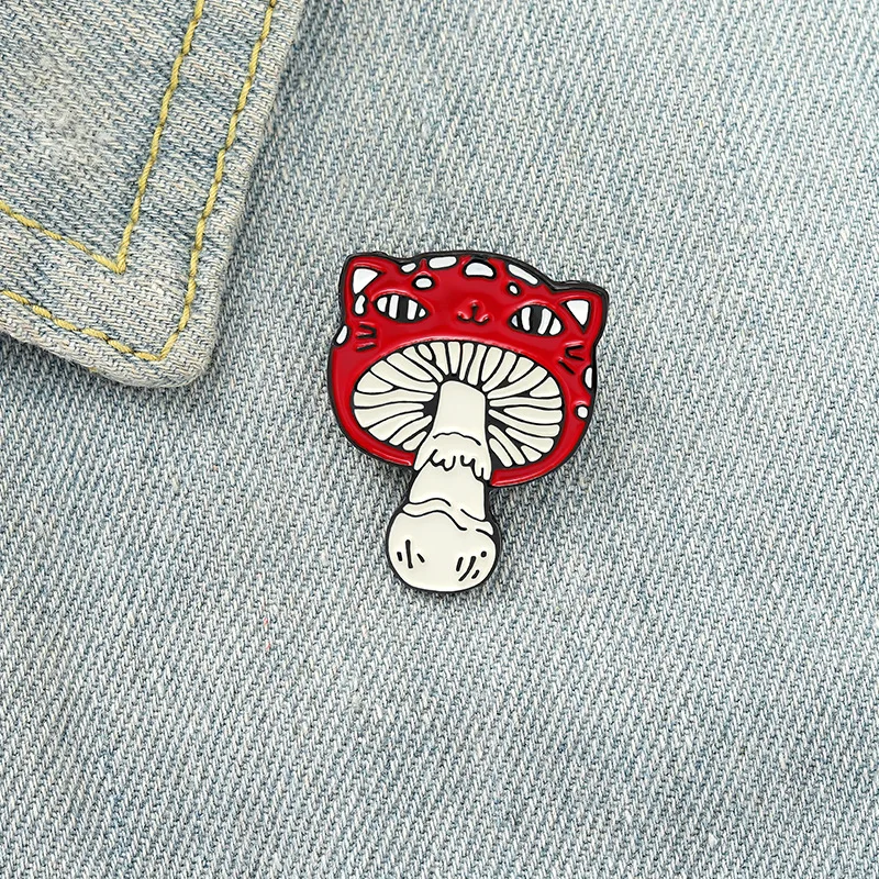 Creative New Product Mini Red Mushroom Cartoon Brooch Fashion Alloy Paint Frog Smiley Face Mushroom Badge Backpack Accessories