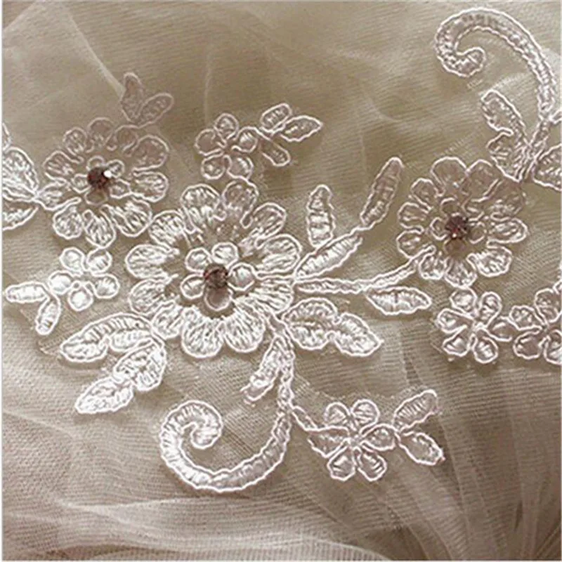 White Ivory Short One Layer Fingertip Length Rhinestone Appliqued Wedding Veil Bridal Veils With Comb