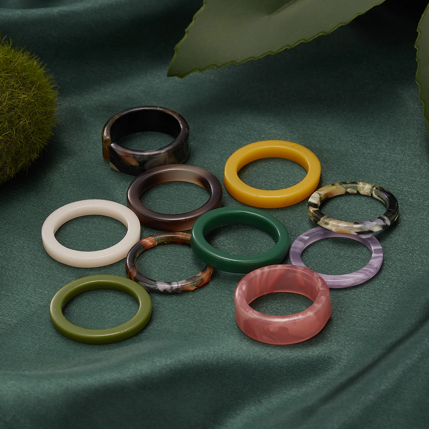 Neue koreanische ästhetische bunte Harz-Acryl-Ringe im Set für Damen – geometrische runde Ringe, temperamentvoller, vielseitiger Schmuck als Geschenk – Detail 1