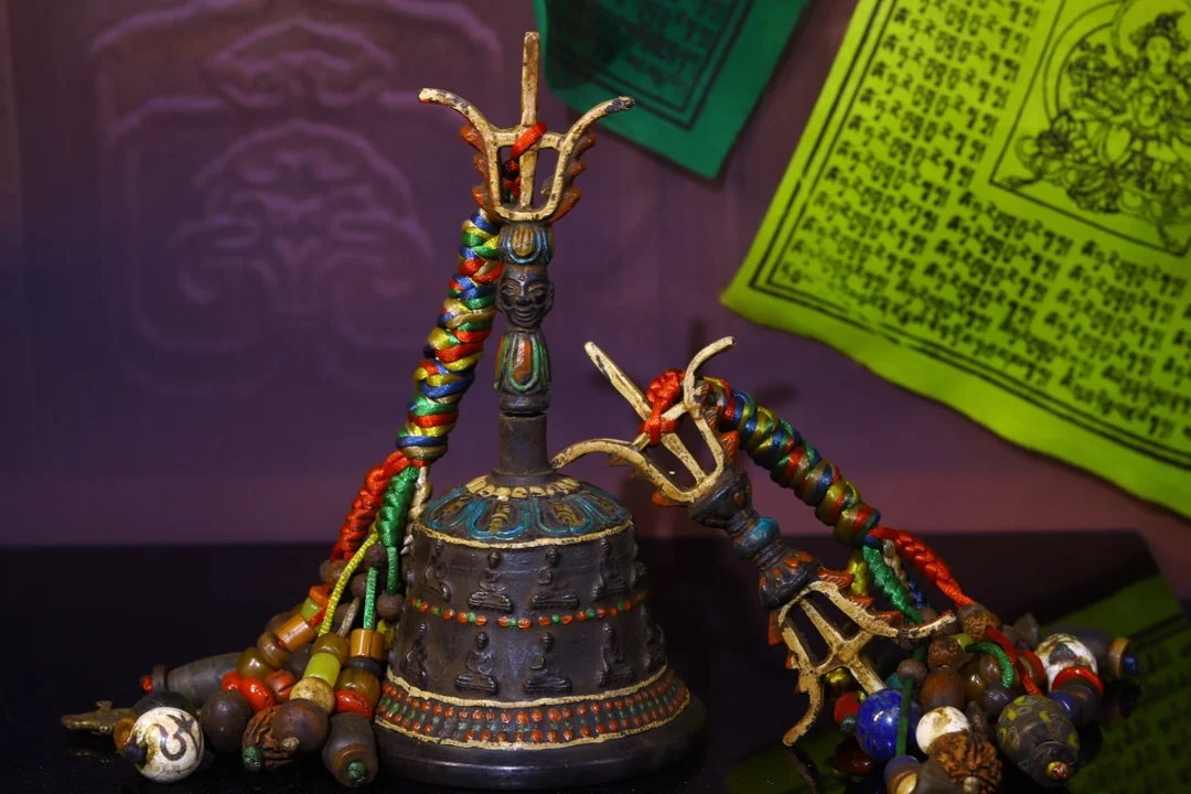 

8"Tibetan Temple Collection Old Bronze Cinnabar Painted Shakyamuni Pattern Old Ringing Bell Vajra Set Buddha Bell Town House